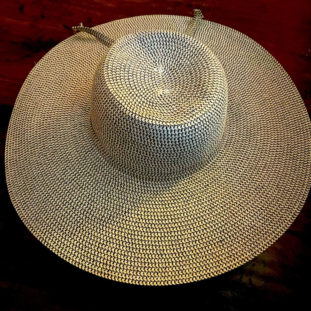 Fabulous straw hat! In absolutely perfect condition.